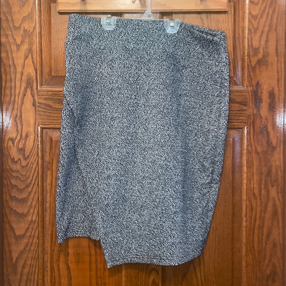 Black and white speckled pencil skirt